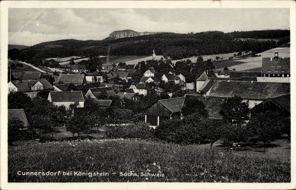 Ak Cunnersdorf Hohnstein Sächsische Schweiz, Blick auf Cunnersdorf, Häuser und Natur, Berge im Hi