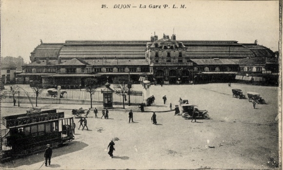 Postcard Dijon Côte d'Or, La Gare PLM, view of the station, street side