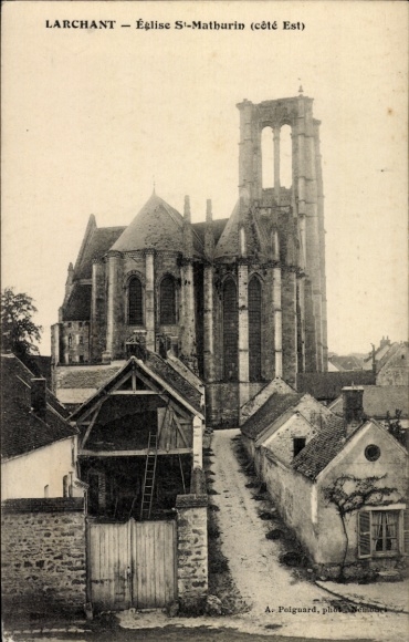 Postcard Larchant Seine-et-Marne, St-Mathurin Church