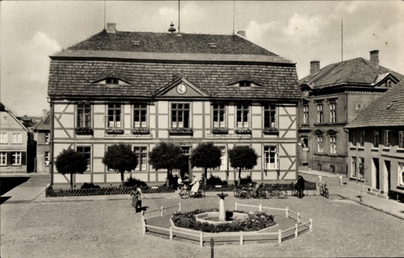 Ak Malchow in Mecklenburg, Rathaus, Brunnen, Bäume, historische Architektur, Personen auf Platz