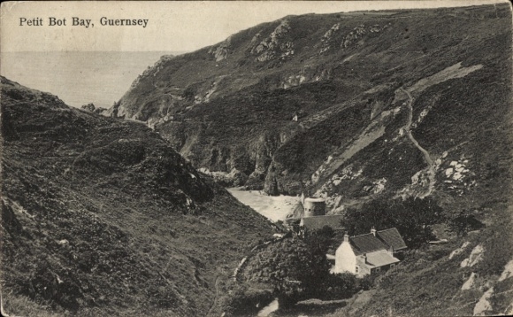 Ak Kanalinsel Guernsey, Petit Bot Bay,  Küstenlandschaft, kleine Häuser, Hügel