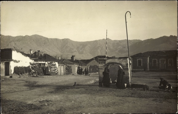 Photo Postcard Prilep Macedonia, street scene, women at the fountain