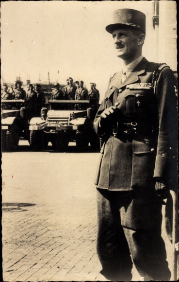 Postcard General Jacques Philippe Leclerc de Hauteclocque, portrait in Uniform