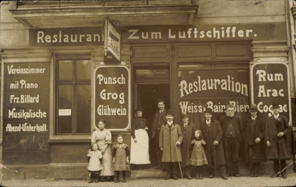 foto Ak Berlin Prenzlauer Berg, Restaurant Zum Luftschiffer, Lychener Straße 18, groepsfoto