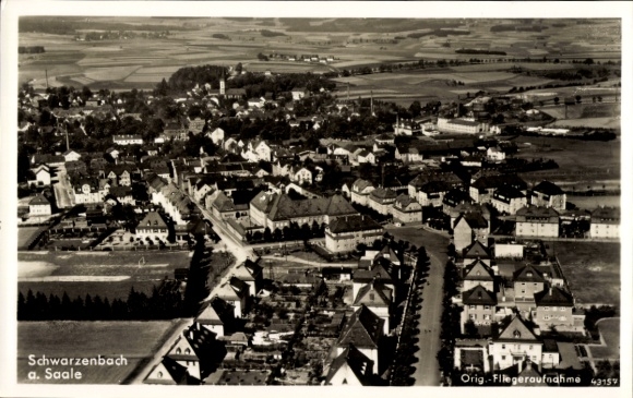 Ak Schwarzenbach an der Saale Oberfranken, Stadtansicht, Luftaufnahme, Häuser, Felder, 