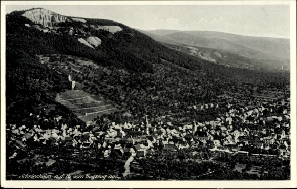 Ak Schriesheim an der Bergstraße, Luftaufnahme von  Landschaft, Häuser, Weinberge