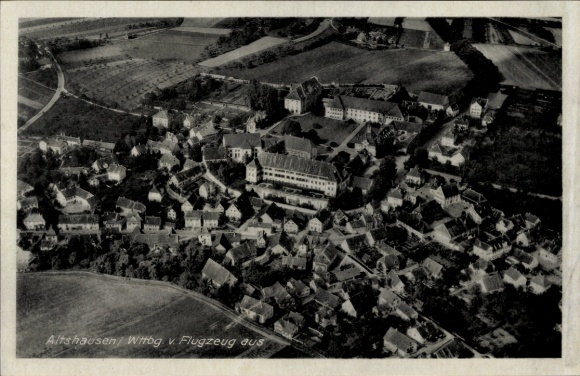 Ak Altshausen in Oberschwaben Württemberg, Luftaufnahme von  Stadtansicht, Vielfältige Landschaft