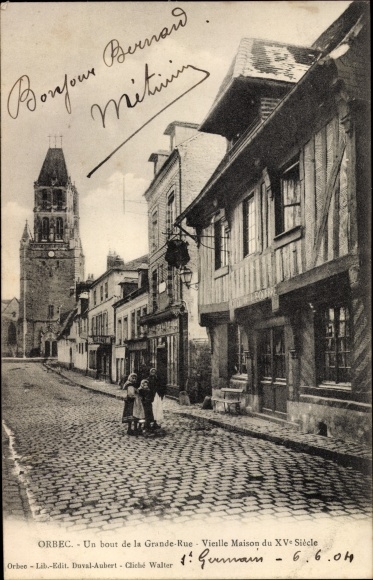 Ak Orbec Calvados, Un bout de la Grande Rue, vieille Maison du Xve siecle
