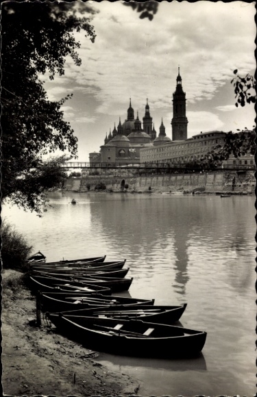 KP Zaragoza Saragossa Aragon, Czarne łodzie na brzegu, Templo del Pilar, widok na rzekę, Saragossa