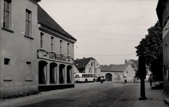 Postcard Pölzig in Thuringia, street with houses, bus, bicycles, rural surroundings