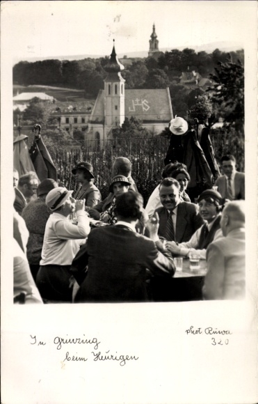 Foto Ak Wien 19 Döbling Grinzing, Menschen am Tisch, Kirche