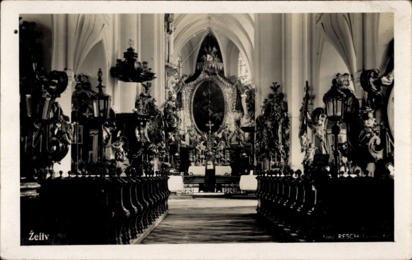 Ak Želiv Seelau Region Hochland, Innenansicht einer Kirche, dekorierte Altäre, Bänke, beleuchtet