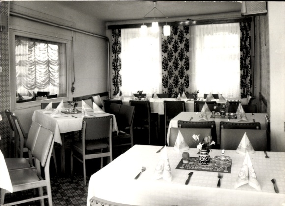 Ak Ohorn in Saksen, interieur van een restaurant met tafels, stoelen en bloemen op tafel