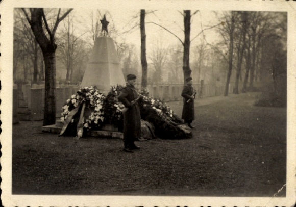 Foto Berlin, KVP Kasernierte Volkspolizei der DDR, Sowjetisches Ehrenmal, Ehrenwache, Kränze