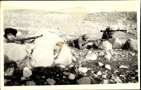 Foto Ak Iran, Komalah, Krieger mit Gewehren und Panzerfaust