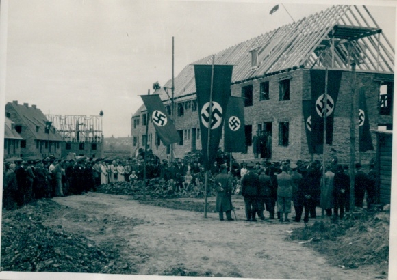 Foto Ak Häuser im Bau, Neue Dächer, III. Reich, Propaganda, Fördert Deutsche Arbeit, Jahr 1936
