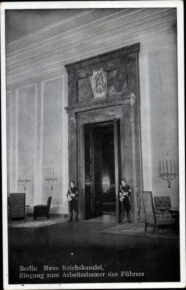 PC Berlin Mitte, New Reich Chancellery, entrance to the Führer&#39;s study, SS guard
