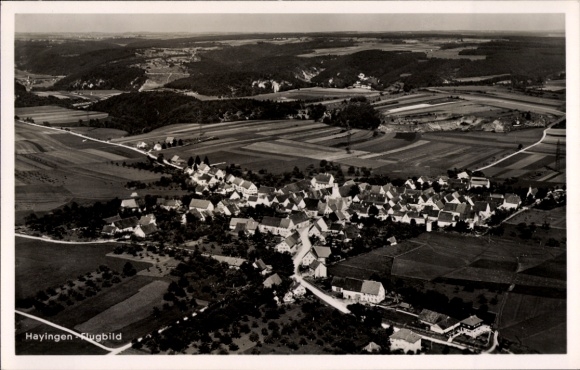 Ak Hayingen auf der Schwäbischen Alb, Luftaufnahme von  ländliche Umgebung, typische Architektur