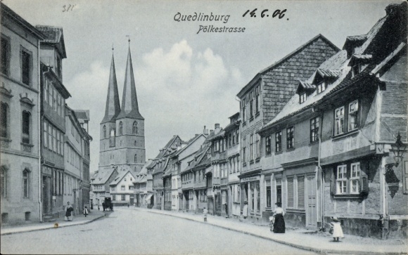 Ak Quedlinburg in het Harzgebergte, uitzicht op Pölkestraße, kerk