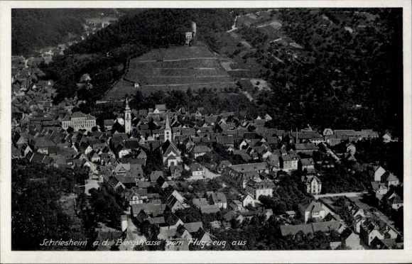 Ak Schriesheim an der Bergstraße, Luftaufnahme von  viele Häuser, Weinberge, Kirche, Aussichtstur