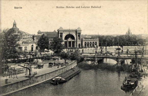 Ak Berlin Tiergarten Moabit, Moltkebrücke, Lehrter Bahnhof, Schiffe auf der Spree