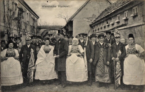 Ak Weiden in der Oberpfalz, Wendische Hochzeit, Brautpaare, traditionelle Trachten, Gruppenfoto