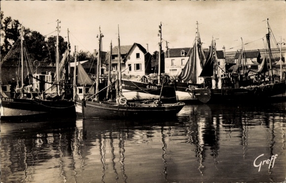 Ak Port-en-Bessin Calvados, Boote am Dock