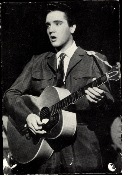 Ak Sänger und Schauspieler Elvis Presley, Portrait, Gitarre