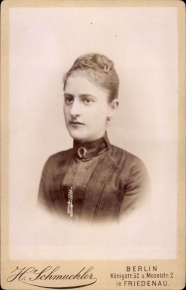 Cabinet Photo Berlin Wannsee, Berlin Friedenau, portrait of a woman with black blouse