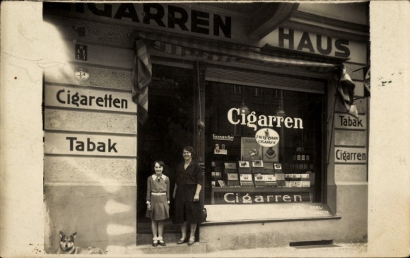 foto Ak Berlin Prenzlauer Berg, sigarenhuis Hedwig Trosieu, Immanuelkirchstr. 33, meisje, hond