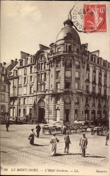 Postcard Le Mont Dore Puy de Dôme, Hotel Sarciron, architecture, street view, people, horse-drawn carriage