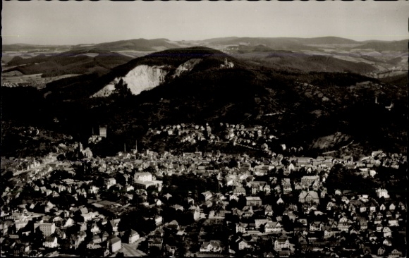 Ak Weinheim an der Bergstraße Baden, Luftaufnahme von Weinheim, Bergstraße, Hügel im Hintergrund,
