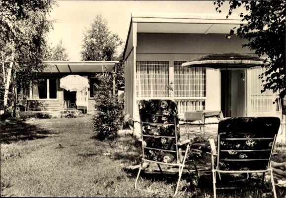 Ak Neuwürschnitz Oelsnitz im Erzgebirge, Bungalowsiedlung, Gartenmöbel, Hausansicht, Bäume, Sonne