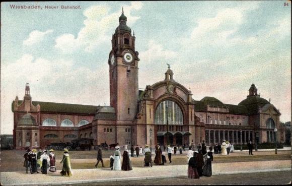 PC Wiesbaden in Hesse, new train station, exterior view, passers-by