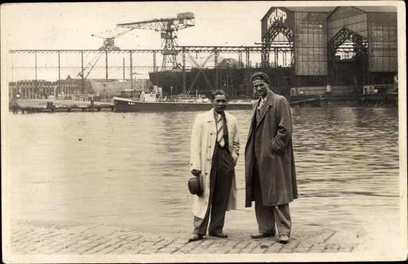 Photo Postcard Kiel in Schleswig Holstein, Krupp Germaniawerft, men, coats