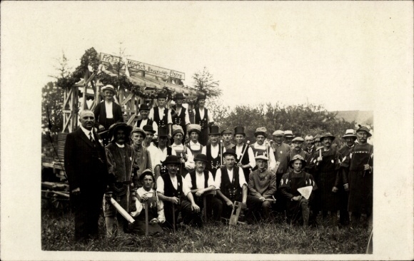 Photo Postcard Elstra in Upper Lusatia Saxony, group photo, carpenters, house blessing, wreaths