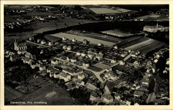 Ak Oeventrop Arnsberg im Sauerland, Luftaufnahme  Krs. Arnsberg, Kirche, Häuser, Landschaft