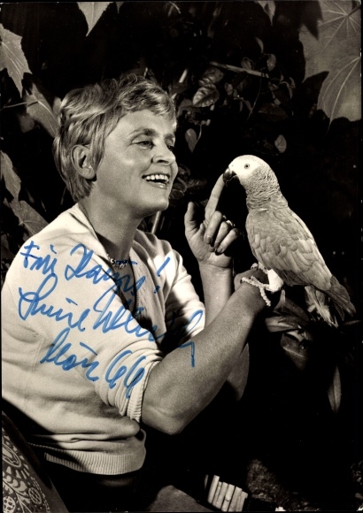 Postcard actress Luise Ullrich, portrait with parrot, autograph