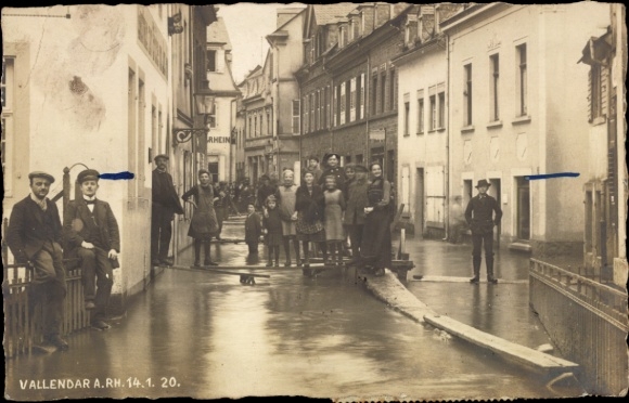 Zdjęcie KP Vallendar am Rhein, powódź 14 stycznia 1920 r., fragment ulicy, mieszkańcy na kładkach