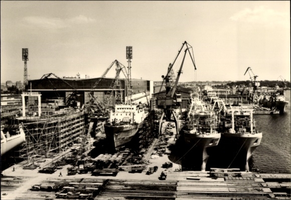 Ak Stralsund in Vorpommern, Blick auf VEB Volkswerft, Schiffe, Kräne, Werftanlagen