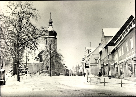 Ak Olbernhau im Erzgebirge Sachsen, Straßenpartie im Winter, Bushaltestelle, Kirche, Geschäfte