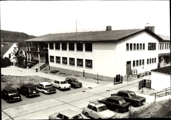 Ak Gotha in Thüringen, Hauptgebäude der Urlaubersiedlung, 1960er Jahre, Parkplätze, kein Text sic