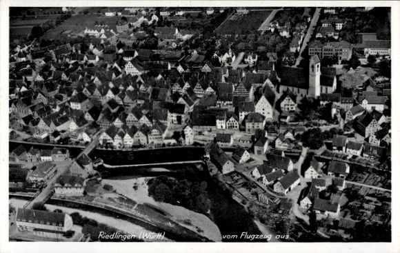 Postcard Riedlingen an der Donau Württemberg, aerial view of old houses, church tower