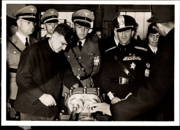 Photo Hoffmann, Heinrich, DAF apprentice workshop, Colonel Bodini with HJ staff leader Lauterbacher