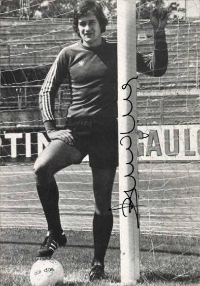 Autograph card football player unknown, portrait at the goal post, autograph