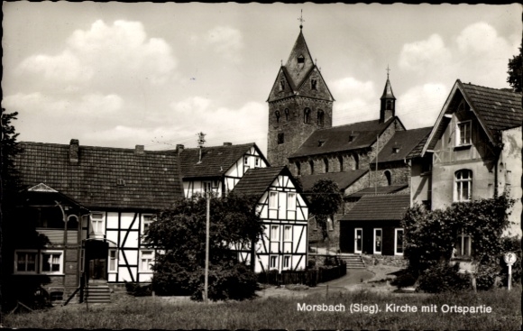 Ak Morsbach in de Oberbergischer Kreis, zwart-witfoto van een kerk, vakwerkhuizen, landelijke omgeving