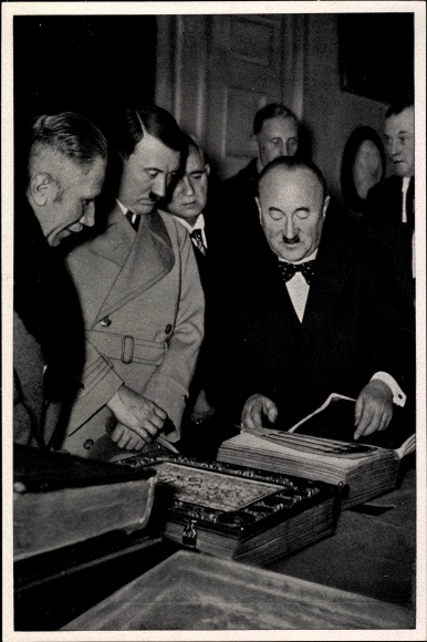 Collection picture no. 97 Adolf Hitler is shown treasures from the Bavarian State Library