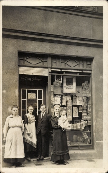 Foto Ak Leipzig, Geschäft Anna Krause, Schaufenster, Familie