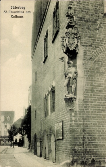 Ak Jüterbog Brandenburg, St Mauritius Statue am Rathaus