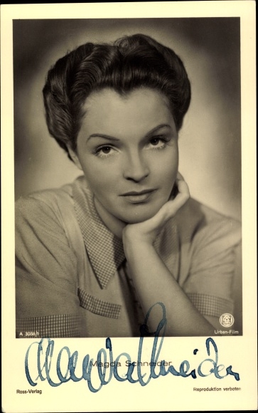 Postcard actress Magda Schneider, portrait, Ross Verlag A 3088/1, autograph